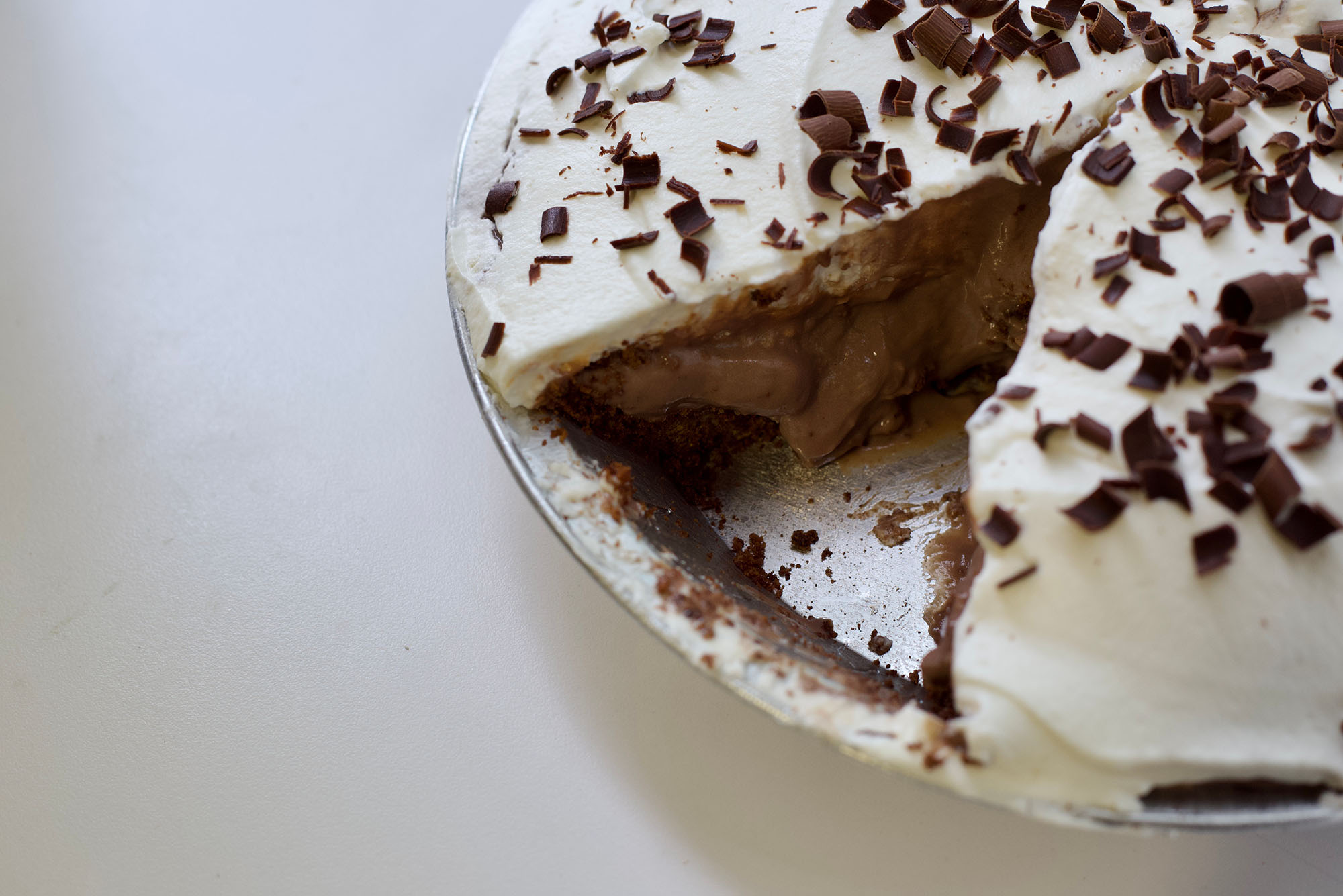 Photo: A picture of a double chocolate banana pudding pie that is white on the outside with chocolate flakes on top